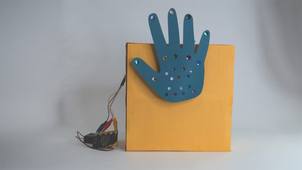 Waving Hand made with servo and micro:bit